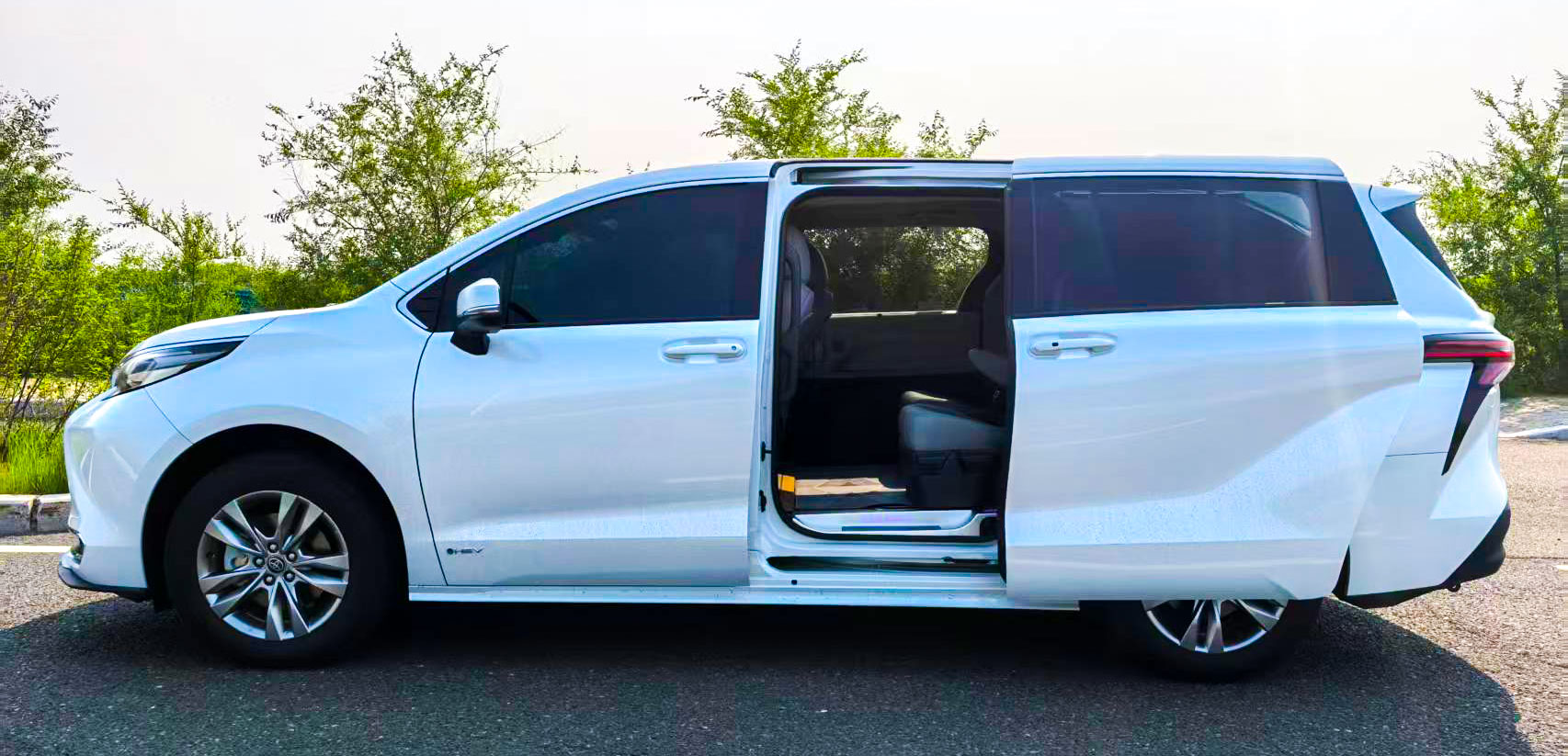 丰田塞纳商务车.jpg